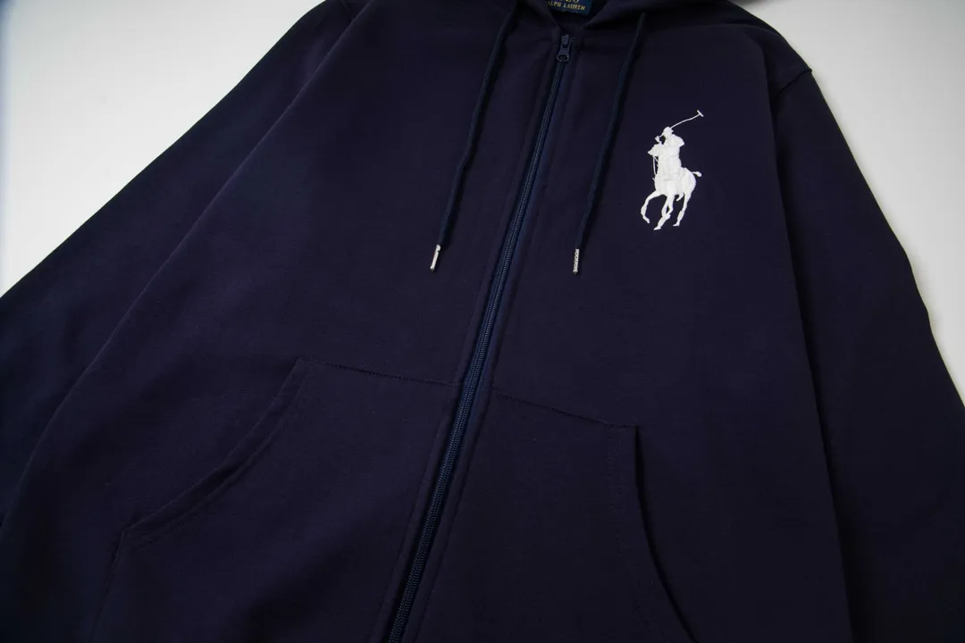 P230 model number Y869 Ralph Lauren/Ralph Lauren Malaysian embroidered zipper cardigan hooded sweatshirt. This sweatshirt is available for everyone in autumn and winter. You can wear it casually no matter how you wear it! ! This hooded sweatshirt is decorated with the simple style that represents Ralph Lauren and is paired with a pony embroidery pattern, which is three-dimensional and full! The solid color fabric paired with exquisite embroidery instantly sets it off! Hooded sports design, loose and casual fit! The overall texture is very strong! Through the pictures, we can feel the thickness and texture of custom-woven and dyed threads. The workmanship is exquisite. They are shipped from major foreign trade factories. They are all made by masters with many years of experience. Everything is of high standards and requirements! Simple and versatile model ~ Made of imported pique cotton fabric, which is super delicate and soft, close to the body without being tied. All fabrics and accessories are original custom-made and of high quality! Perfectly reflects the brand’s sense of superiority! Standard cut, comfortable stretch, unrestricted movement! Highly practical, high-end and classy! Versatile style ~ can be paired with jeans or jogging pants. Ideal for transitioning from your morning commute to weekend events! Size: S-XL Navy Black Gray